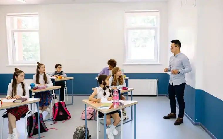 교실에서 교사가 학생들을 지도하는 모습