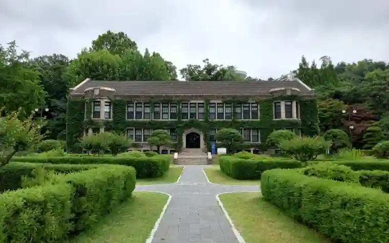 담쟁이덩굴이 덮인 오래된 학교 건물과 앞뜰