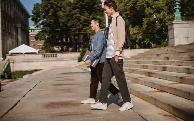 캠퍼스를 배낭을 메고 걷는 학생들